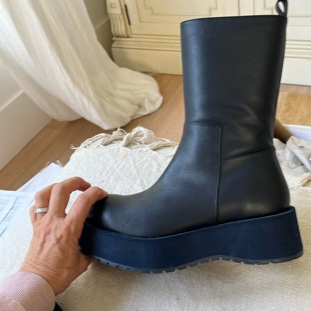 Neiman Marcus NWT Paloma Barcelo Platform Navy Blue Boots. Great style! ♥️🙏